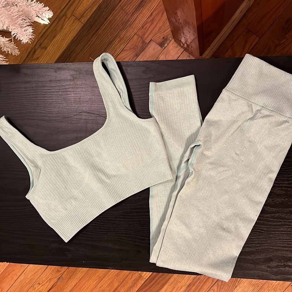 legging / sports bra set.